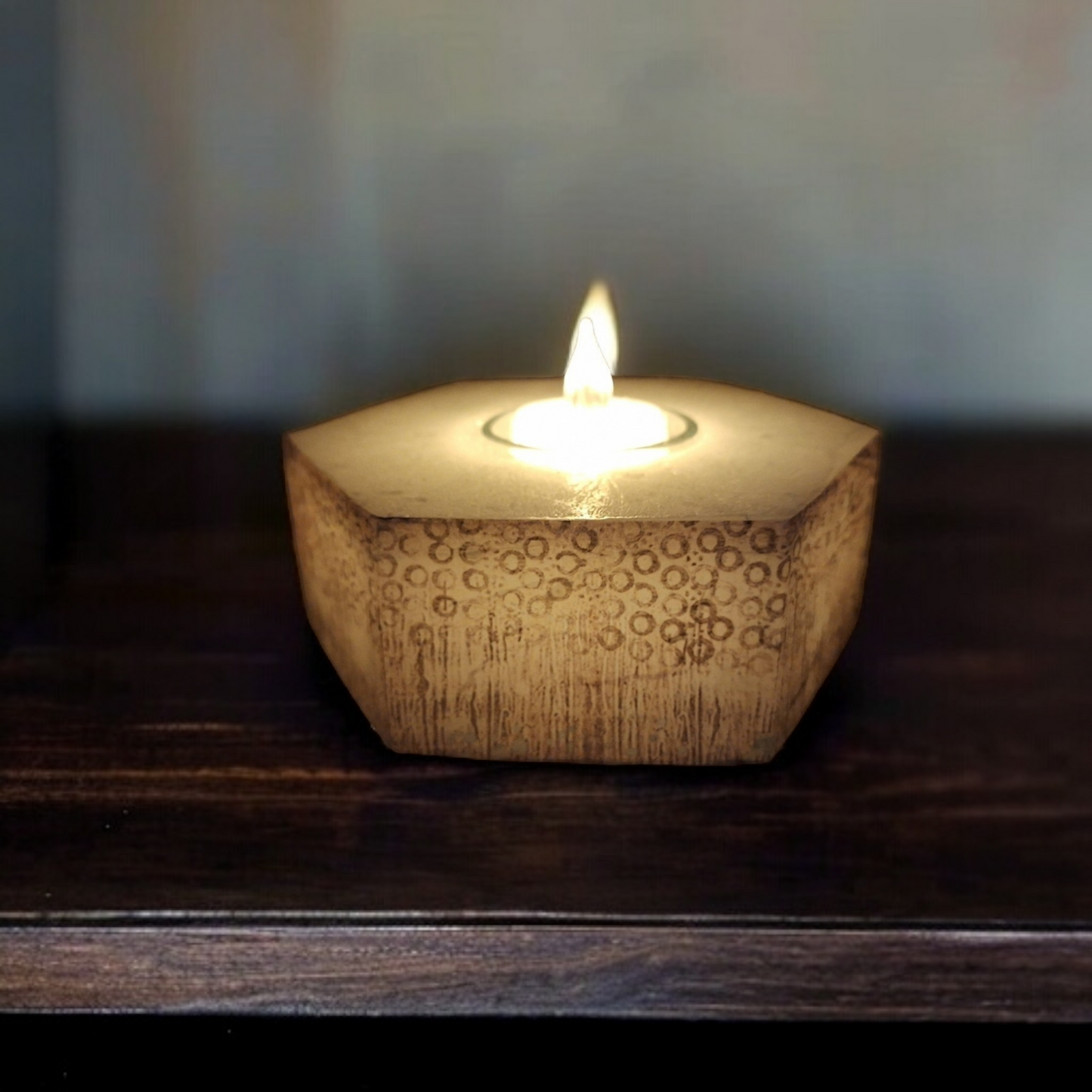 “Mystère” candle holder: A case of light with vintage accents