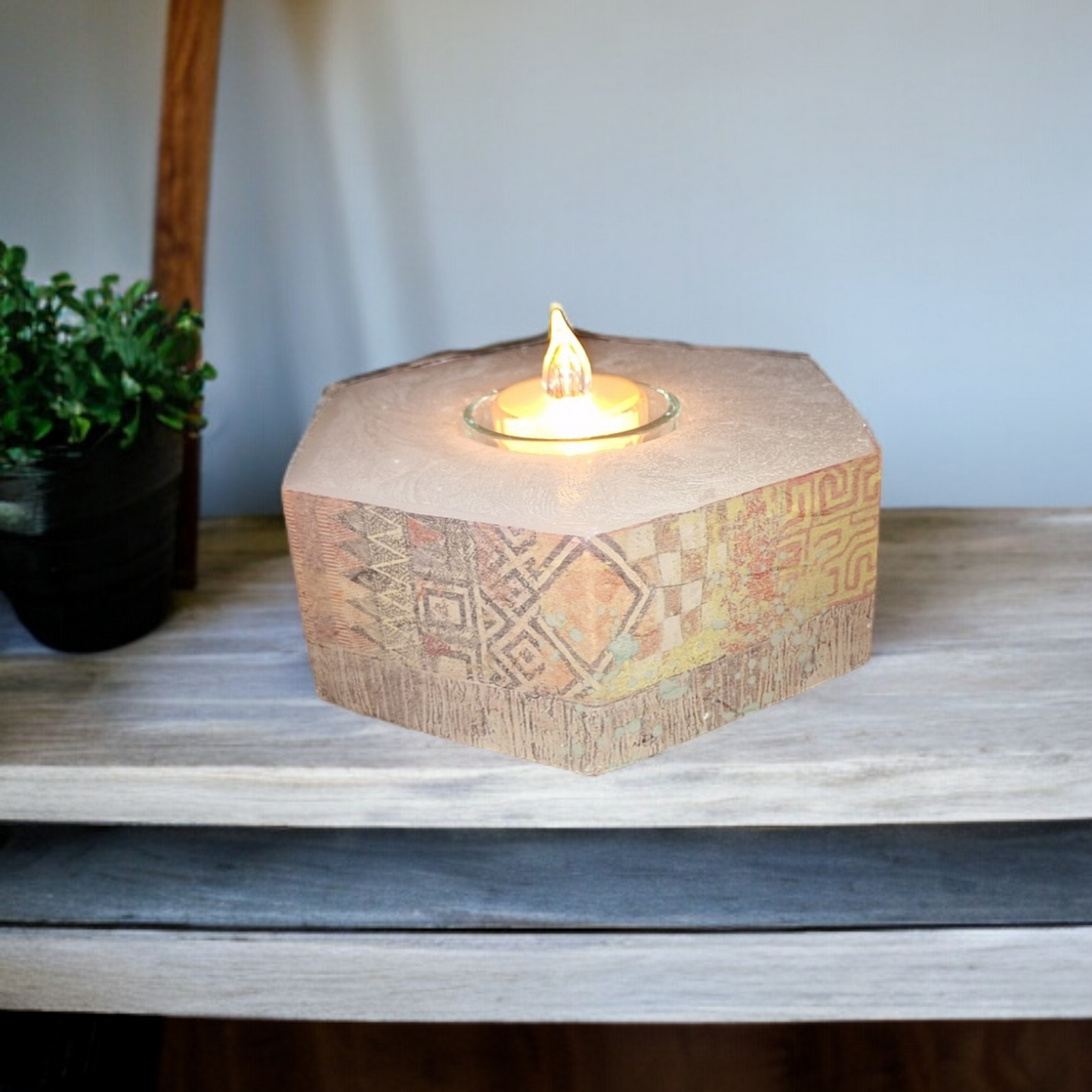 “Mystère” candle holder: A case of light with vintage accents