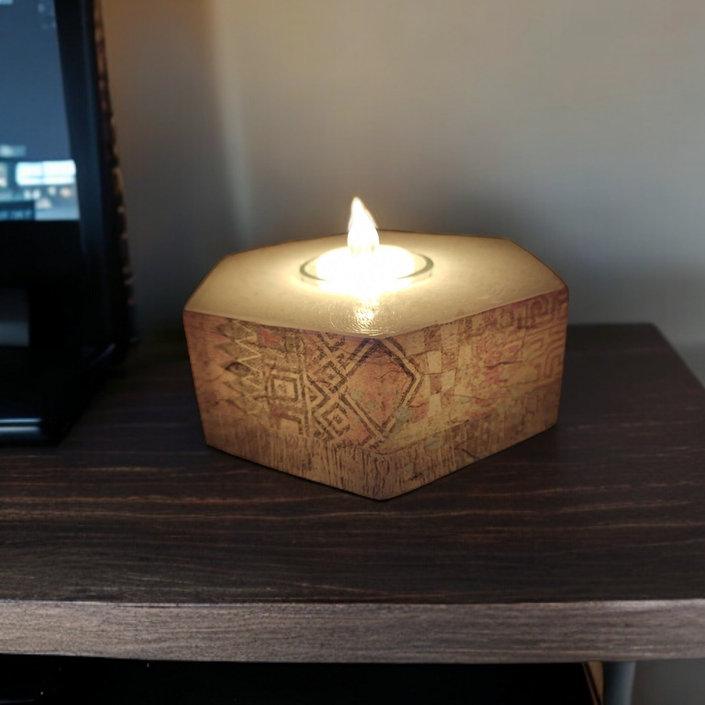 “Mystère” candle holder: A case of light with vintage accents