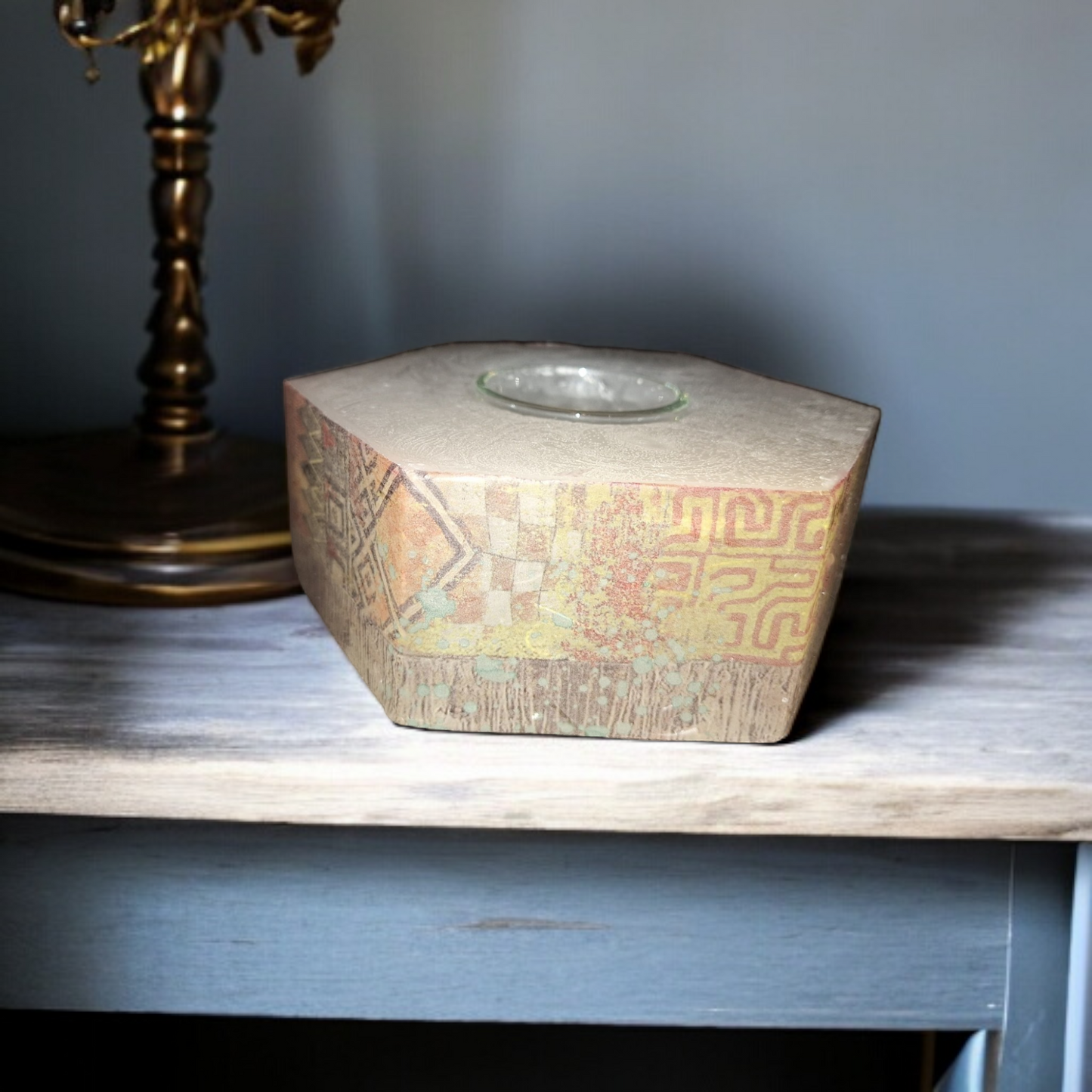 “Mystère” candle holder: A case of light with vintage accents